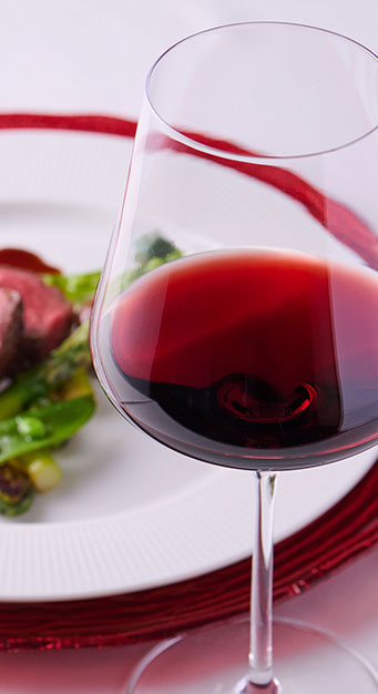 赤ワインと肉料理